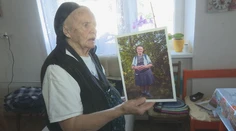 V horských dedinách žijú babičky, ktoré nikdy nenosili nohavice. Fotograf takto zachytil ich portréty