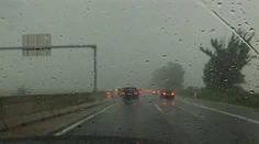 Pozor, silný dážď obmedzuje v niektorých lokalitách dohľadnosť do 100 metrov