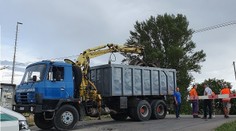 Bager v Šali strhol trakčné vedenie. Vlaky tadiaľ neprejdú