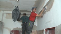 Nezamestnaní začali pomáhať v zemetrasením postihnutých obciach. Najali ich na pomocné práce