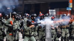 Násilie na protestoch v Hongkongu: Policajt postrelil do hrude demonštranta