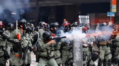 Násilie na protestoch v Hongkongu: Policajt postrelil do hrude demonštranta