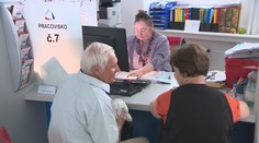 Čakali ich už v novembri, no musia ešte vydržať. Sociálna poisťovňa začne vyplácať 14. dôchodky neskôr