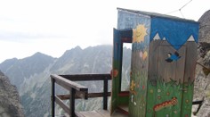 Obľúbená turistická atrakcia je už minulosťou. Silný vietor zmietol legendárnu farebnú latrínu