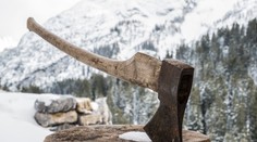 Manželka s ním odmietla piť, tak po nej hodil sekeru. Polícia obvinila muža spod Tatier