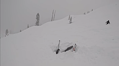 VIDEO: Pomoc v poslednej chvíli. Lyžiar bol hlavou zaborený v snehu, dochádzal mu kyslík