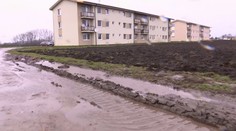 Dva roky po nasťahovaní nemajú prístupovú cestu. Domov chodia zablatení až po uši