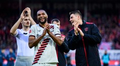 Leverkusen vyhral tretí zápas v rade a navýšil náskok na čele. Zápasy poznačili protesty fanúšikov