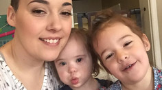 Lekári položili mamu chorého dievčatka na lopatky. Nič krutejšie ste nepočuli