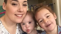 Lekári položili mamu chorého dievčatka na lopatky. Nič krutejšie ste nepočuli