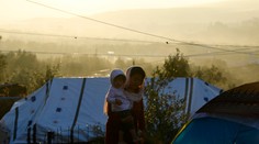 Pri požiari v preplnenom utečeneckom tábore v Grécku zomreli žena a jej dieťa