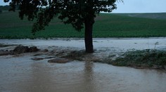 SHMÚ: Pri Nitre sa vyskytuje silná, pomerne stacionárna búrka