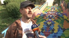 Trenčín má novú atrakciu. Umelec vytvoril na schodoch pestrofarebnú mozaiku