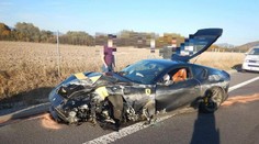 FOTOGALÉRIA: Na R1 havarovalo luxusné ferrari. Vodič z Lučenca vletel do zvodidiel