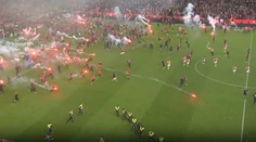 FOTO+VIDEO: Šialené scény z derby obleteli svet, Česi sa hanbia. Fanúšikovia napadli slovenského brankára