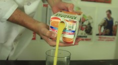 Doteraz ste džús nalievali zle. Vďaka malému triku ho už nevylejete