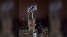 Nabádal vodičov, aby pridali plyn. Za dodatok k dopravnej značke hrozí páchateľovi poriadne vysoká pokuta