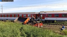 Rýchlik Tatran zrazil nákladiak, ktorý zostal medzi závorami na priecestí. Posádka stihla vyskočiť