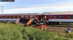 Rýchlik Tatran zrazil nákladiak, ktorý zostal medzi závorami na priecestí. Posádka stihla vyskočiť