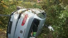 Tragická nehoda v Brezovej pod Bradlom. V prevrátenom aute vyhasol jeden ľudský život