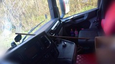 Scéna ako z hororu. Čelné sklo kamióna prerazila počas jazdy kovová tyč