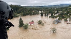 V poľskom meste Nisa hrozí pretrhnutie hrádze. Pri jej spevňovaní hasičom a armáde pomáhalo 200 ľudí