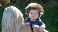 Osemtýždňové bábätko dostalo všetkých. Vďačí za to aj účesu