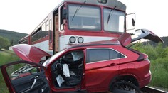 Problémy s odstraňovaním vraku. Elektromobil museli policajti strážiť na mieste nehody tri dni