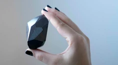 V Dubaji vystavili čierny diamant - najväčší na svete