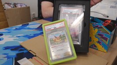 Z obchodu so zberateľskými kartami zmizli vzácne kúsky za desaťtisíce eur. Zlodej vraj veľmi dobre vedel, čo robí