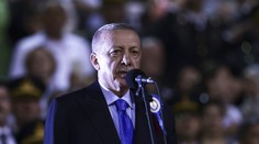 VIDEO: Erdogan sa počas televízneho rozhovoru zdvihol a odišiel, priznal žalúdočné problémy