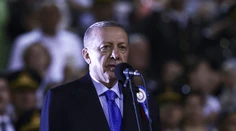 Ak sa nespamätáte, môžeme raz náhle v noci prísť. Erdogan sa vyhráža vojnou členskej krajine NATO