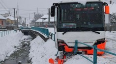 Žena na chodníku nemala šancu prežiť. Autobus na snehu nešťastne prešiel do protismeru