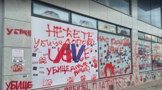 Protestujúcich študentov v Novom Sade napadli bejzbalovými palicami, útočníci vybehli z centrály SNS