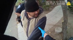 VIDEO: Americkí policajti zakľakli ďalšieho muža, ktorý po ich zákroku zomrel