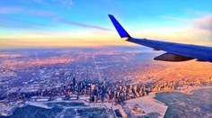 Dychvyrážajúca fotka Chicaga. Jazero okolo mesta pomaly zamŕza