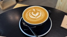 Káva môže oslabovať účinky antibiotík. Vedci zistili prekvapivý mechanizmus