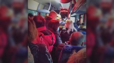 Obmedzenie v doprave je problém. Ľudia s rúškami sa tak tlačia jeden vedľa druhého