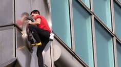 Bez istenia až na vrchol. Horolezec v priamom prenose zdolal jeden z najvyšších mrakodrapov sveta