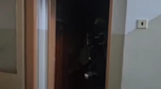 Plamene pohltili byt v Rožňave, zraneného našli hasiči pred dverami