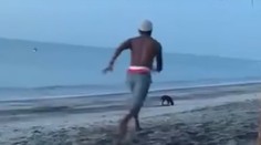 VIDEO: Muž chcel kopnúť psa, netušil však, že má ochranku