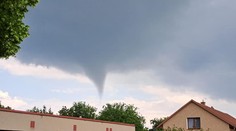 Českou obcou sa opäť po niekoľkých týždňoch prehnalo tornádo. Ničilo strechy a lámalo stromy