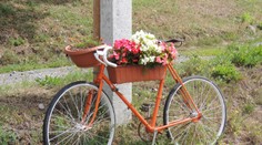 Slovenskú obec Beluj skrášľujú staré bicykle