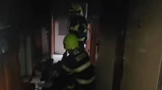 VIDEO: Plamene pohltili byt v Rožňave, zraneného našli hasiči pred dverami