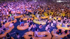 Mesto Wu-chan, odkiaľ sa rozšíril koronavírus, v auguste: Hlava na hlave na kúpalisku