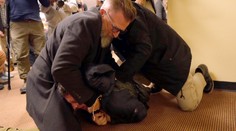 Diskusia sa zmenila na drámu. Americká kongresmanka bola terčom útoku neznámeho muža