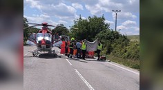 Motorkár (24) nezvládol obiehanie. Jeho stroj skončil pod kolesami dodávky