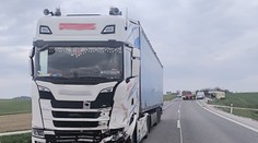 Tragická nehoda na kopaniciach. Zrážku s kamiónom neprežil vodič osobného auta (†72)
