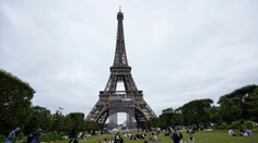 Američania strávili nezákonnú noc na Eiffelovej veži. Opití tam zaspali
