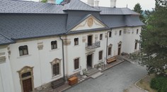 Manželia kúpili schátraný kaštieľ a zmenilo im to život. Museli sa vzdať svojich zamestnaní